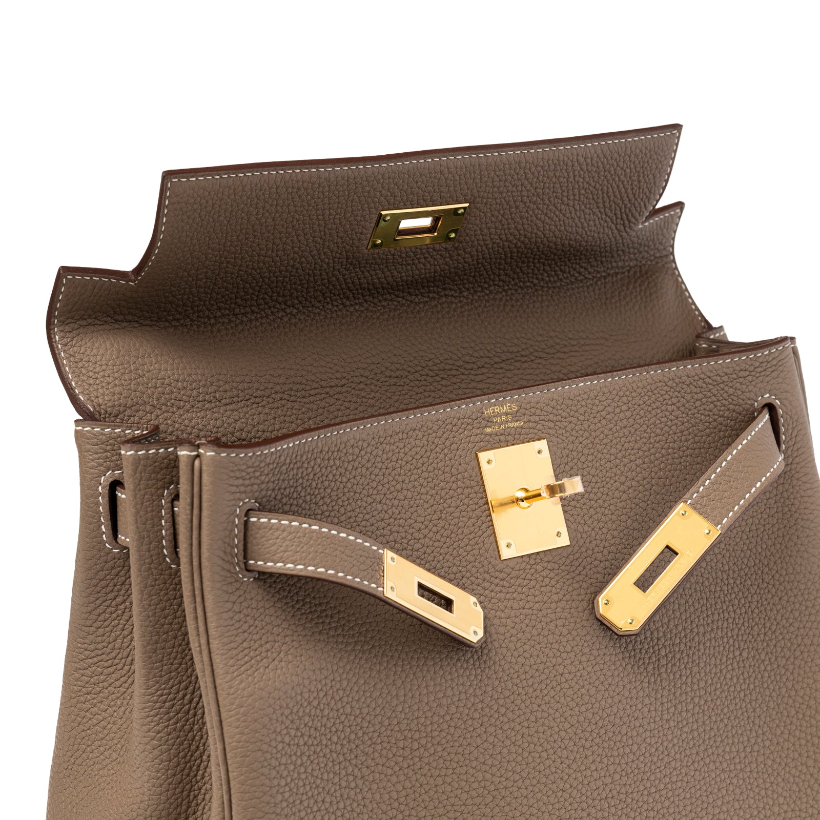 Close-up of open Hermès Kelly 28 Retourne Etoupe Togo Gold Hardware showing interior grain and gold clasp detail