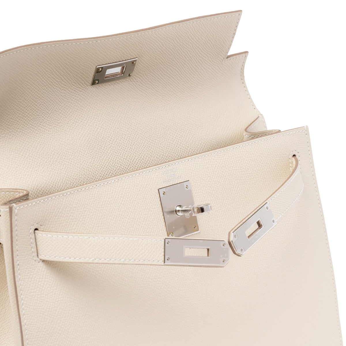 Close-up of open flap and palladium hardware clasp on Hermès Kelly 28 Sellier Craie Epsom Palladium Hardware