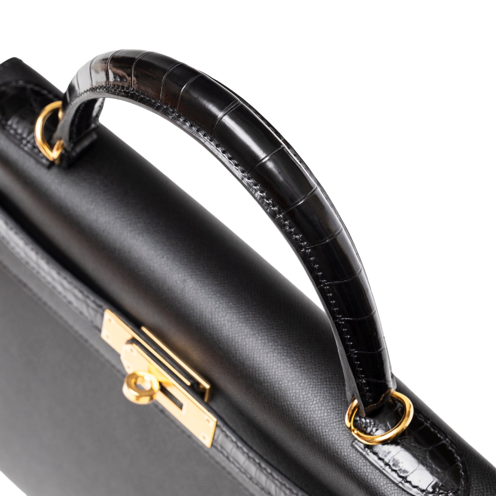 Close-up of handle and gold clasp on Hermès Kelly 28 Sellier Touch Black Madame Shiny Niloticus Crocodile Gold Hardware handbag