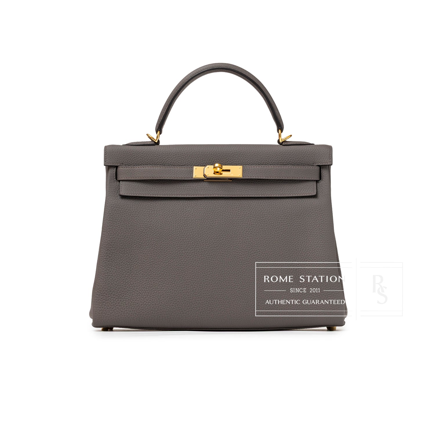 Front view of Hermès Kelly 32 Retourne Etain Togo Gold Hardware handbag showcasing its smooth leather and gold clasp detail
