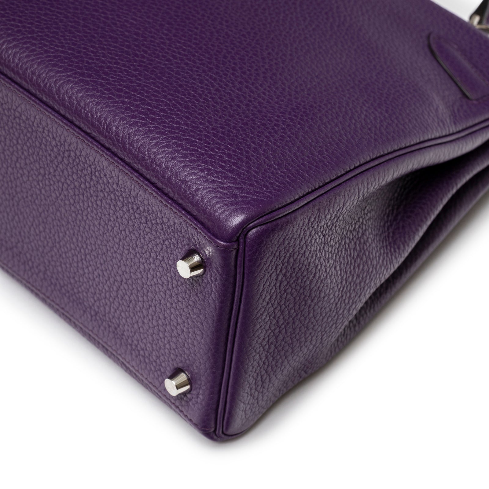 Close-up of textured violet leather base and silver metal feet on Hermès Kelly 32 Violet Togo Palladium Hardware handbag