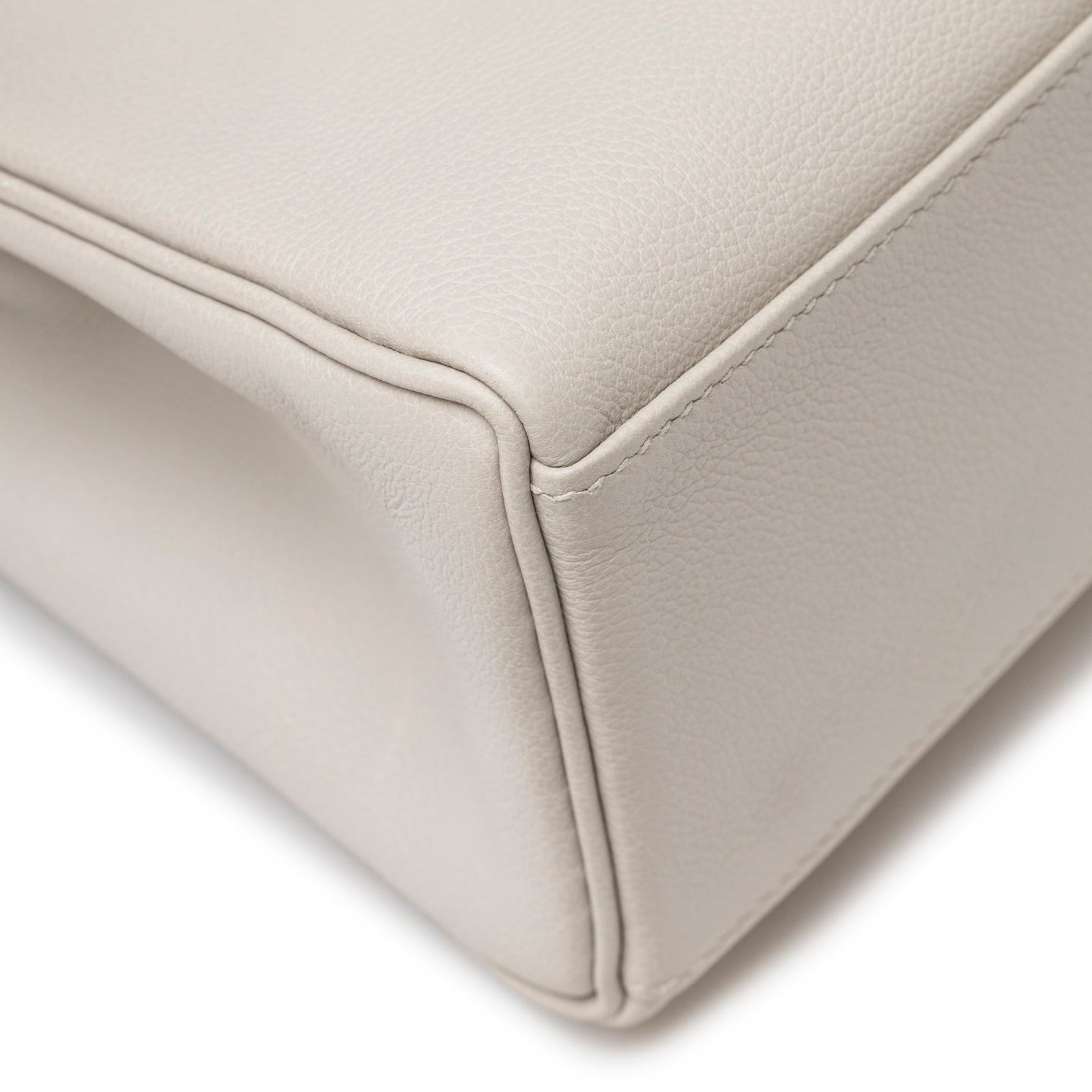 Corner close-up showing smooth piping and fine textured leather on Hermès Kelly Ado Backpack Gris Perle Evercolor Palladium Hardware