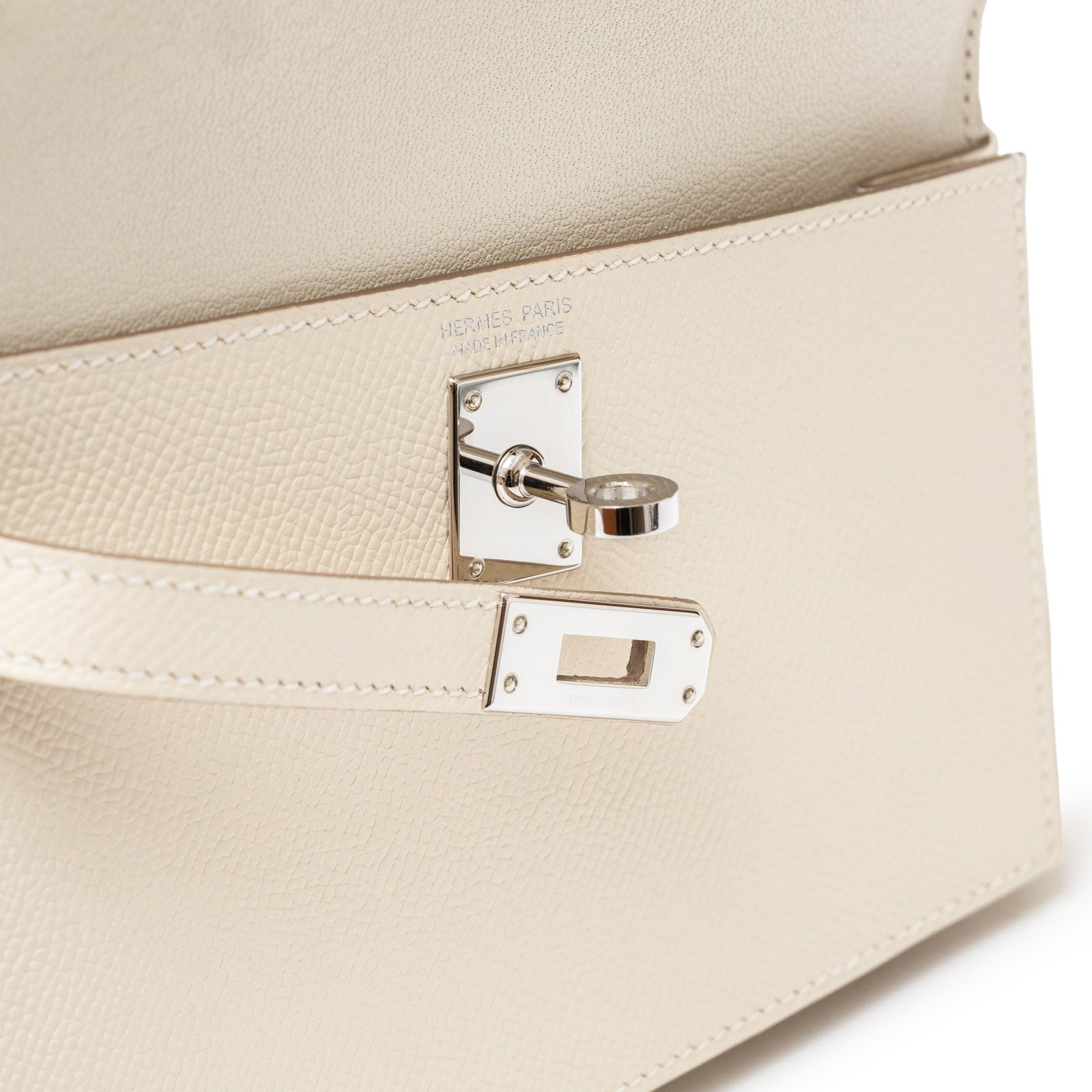 Hermès Kelly Desordre 20 Sellier Craie Epsom Palladium Hardware - Close Up