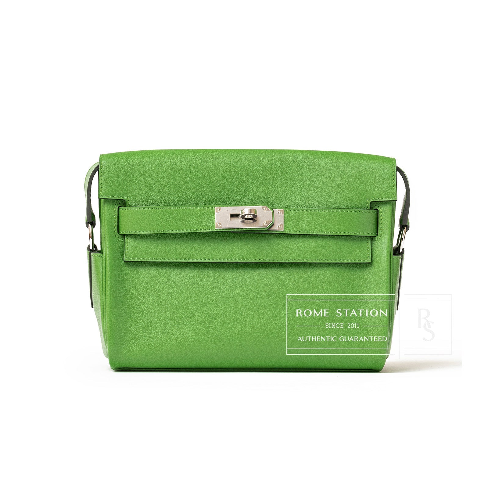 Front view of Hermès Kelly Messenger PM Vert Yucca Evercolor Palladium Hardware with silver clasp on white background.