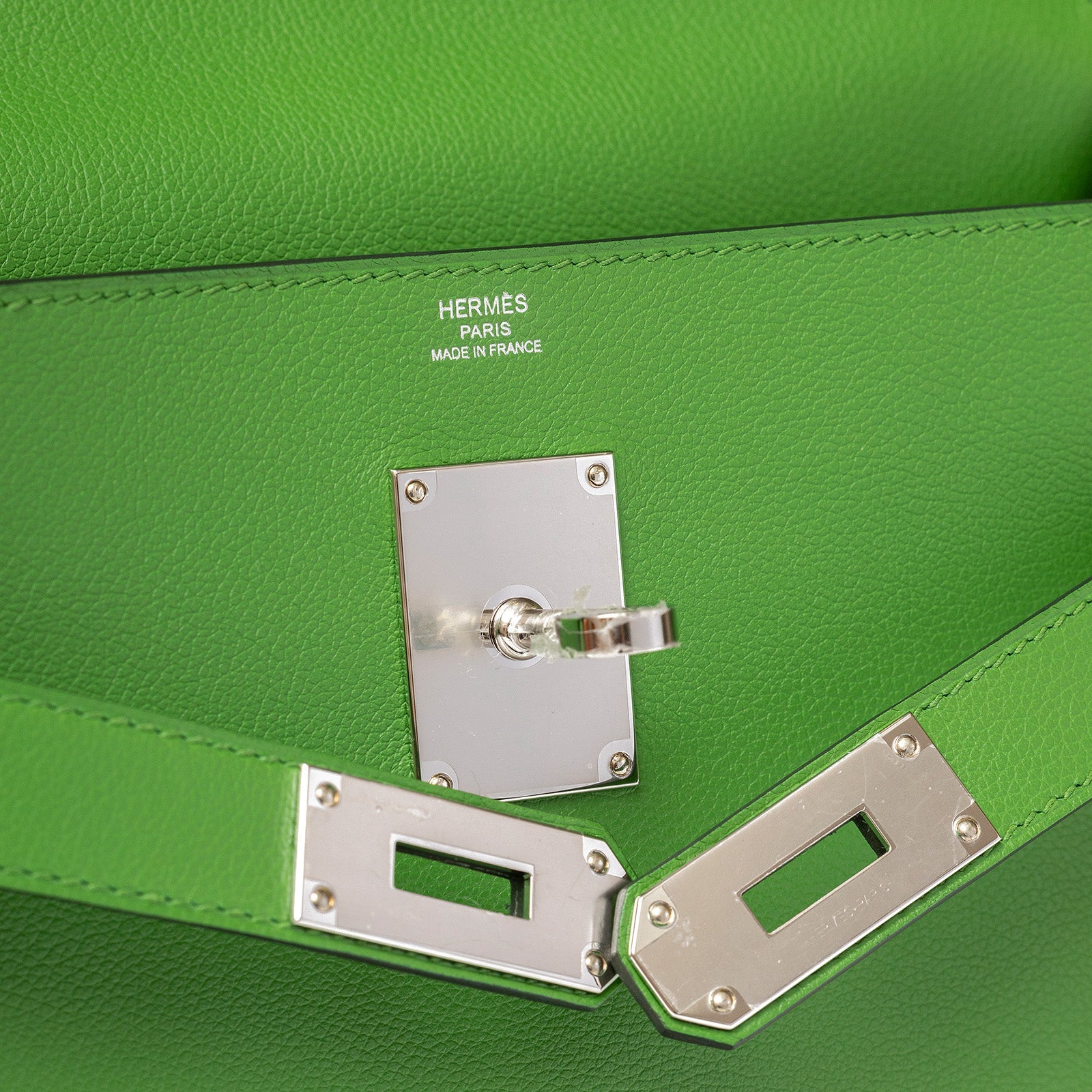 Front clasp view of Hermès Kelly Messenger PM Vert Yucca Evercolor Palladium Hardware bag