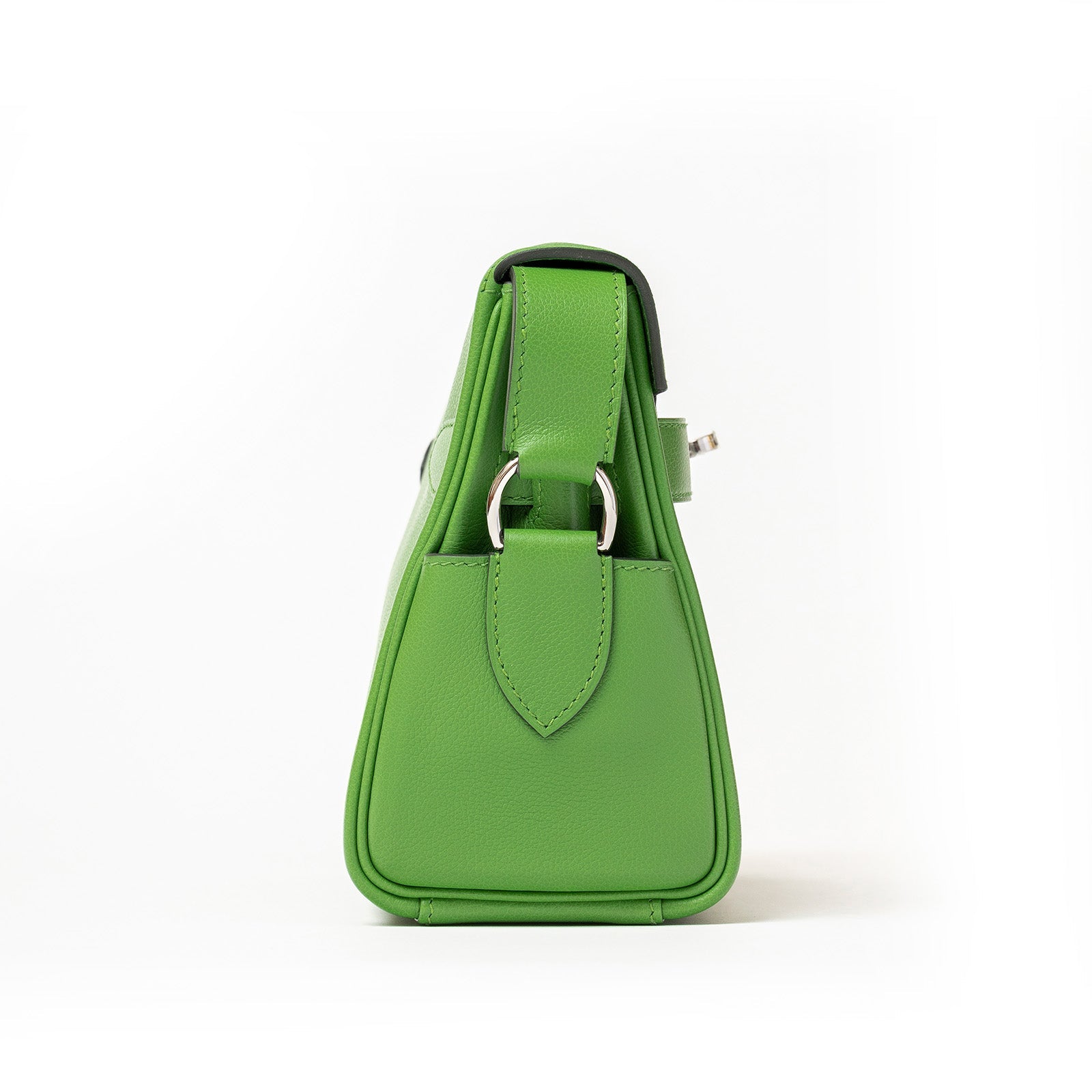 Side view of Hermès Kelly Messenger PM Vert Yucca Evercolor Palladium Hardware handbag with sleek design and silver hardware detailing.