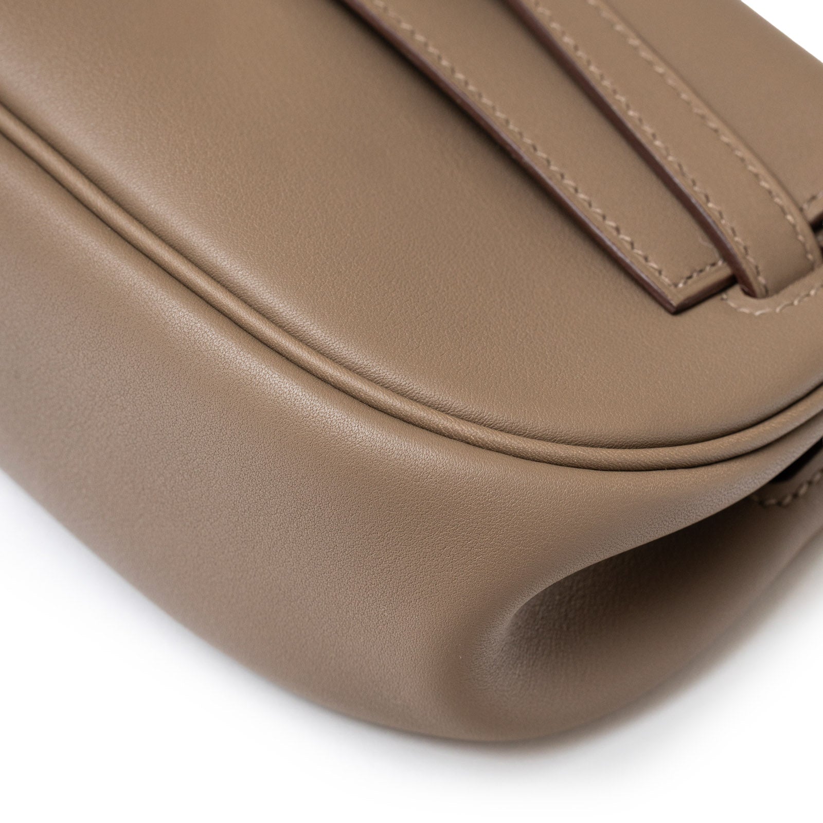 Hermès Kelly Moove Etoupe Swift Gold Hardware - Front Corner Right