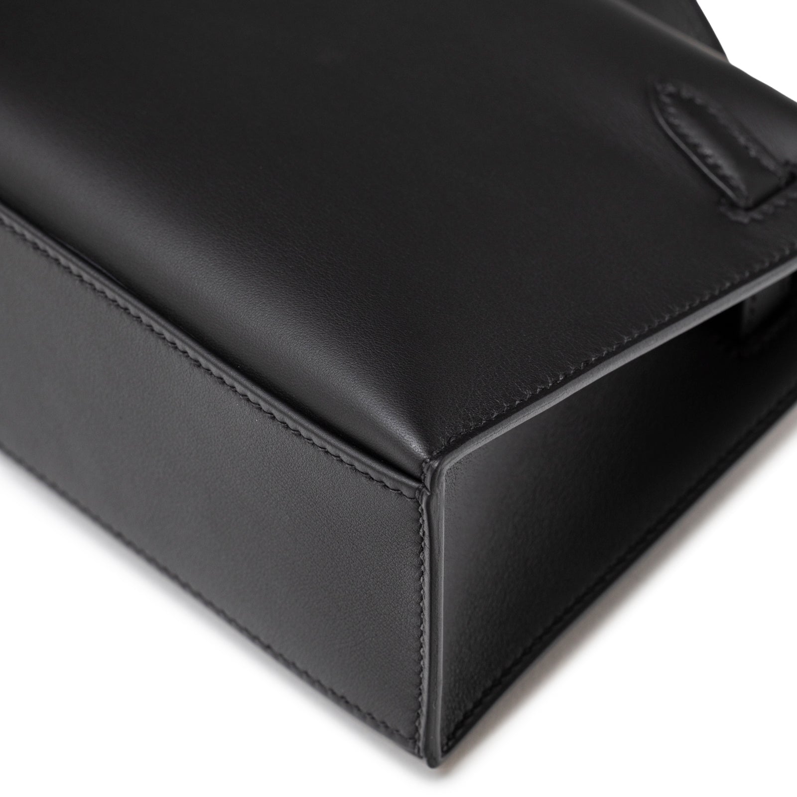 Close-up of smooth leather corner and precise stitching on Hermès Kelly Pochette Black Swift Palladium Hardware