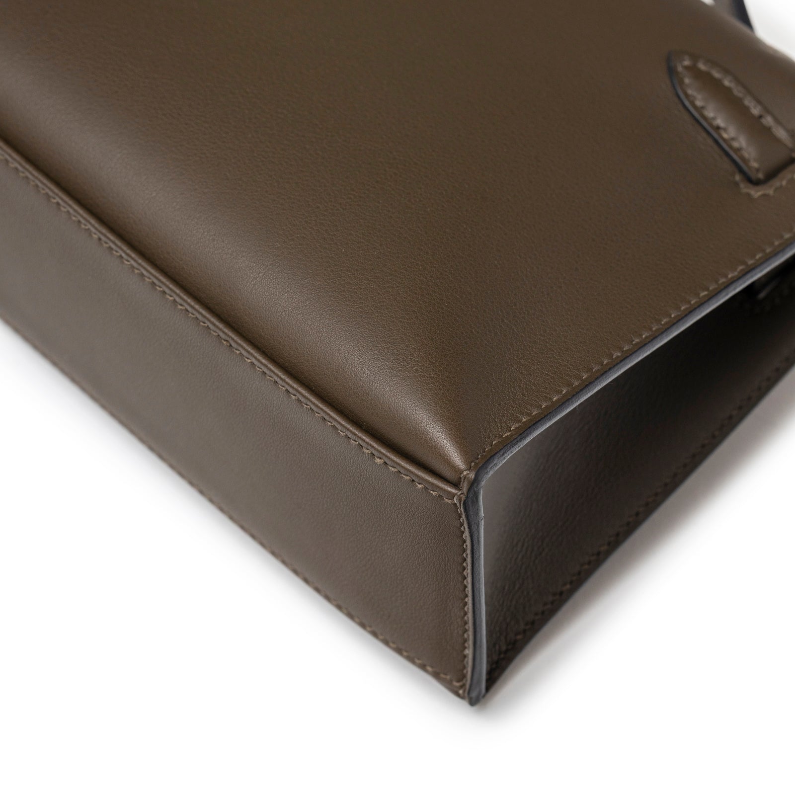 Close-up of corner and fine stitching detail on Hermès Kelly Pochette Vert Loden Swift Permabrass Hardware