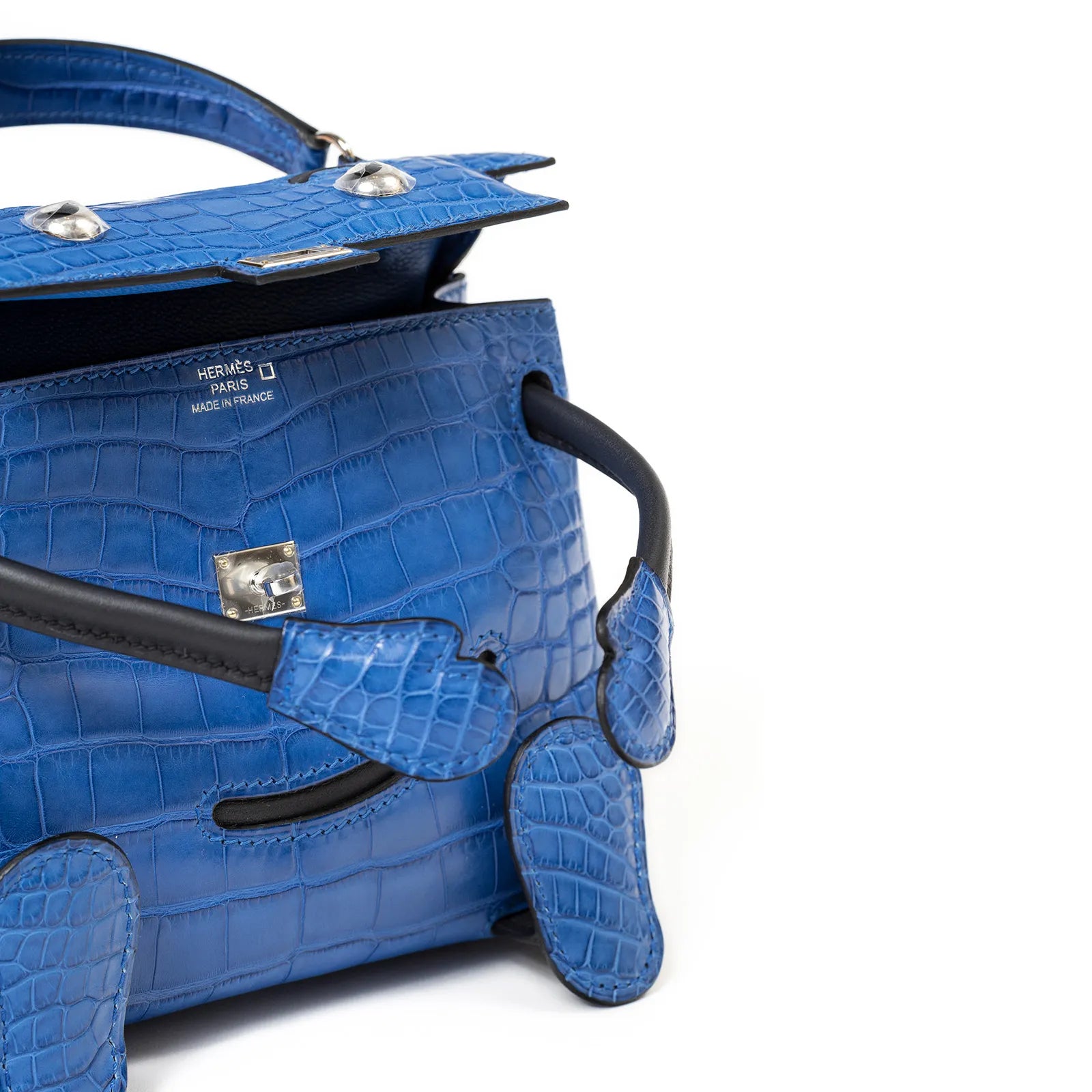 Close-up of front open flap and textured leather of Hermès Kelly Quelle Idole Doll Bag AB Bleu Zellige/Bleu Indigo Palladium Hardware