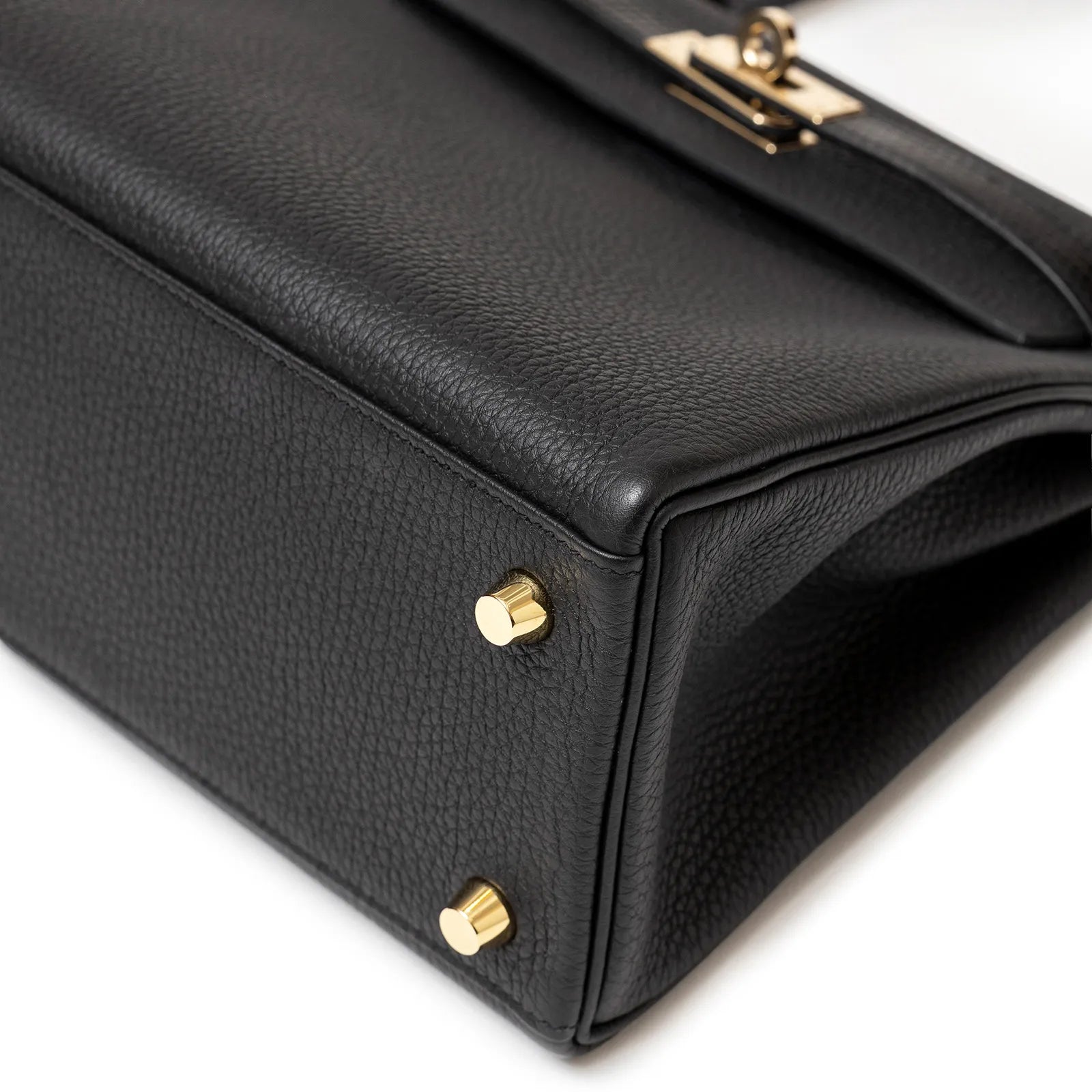 Bottom view of Hermès Kelly 25 Retourne Black Touch Togo/Lizard Permabrass Hardware bag with gold hardware detail.