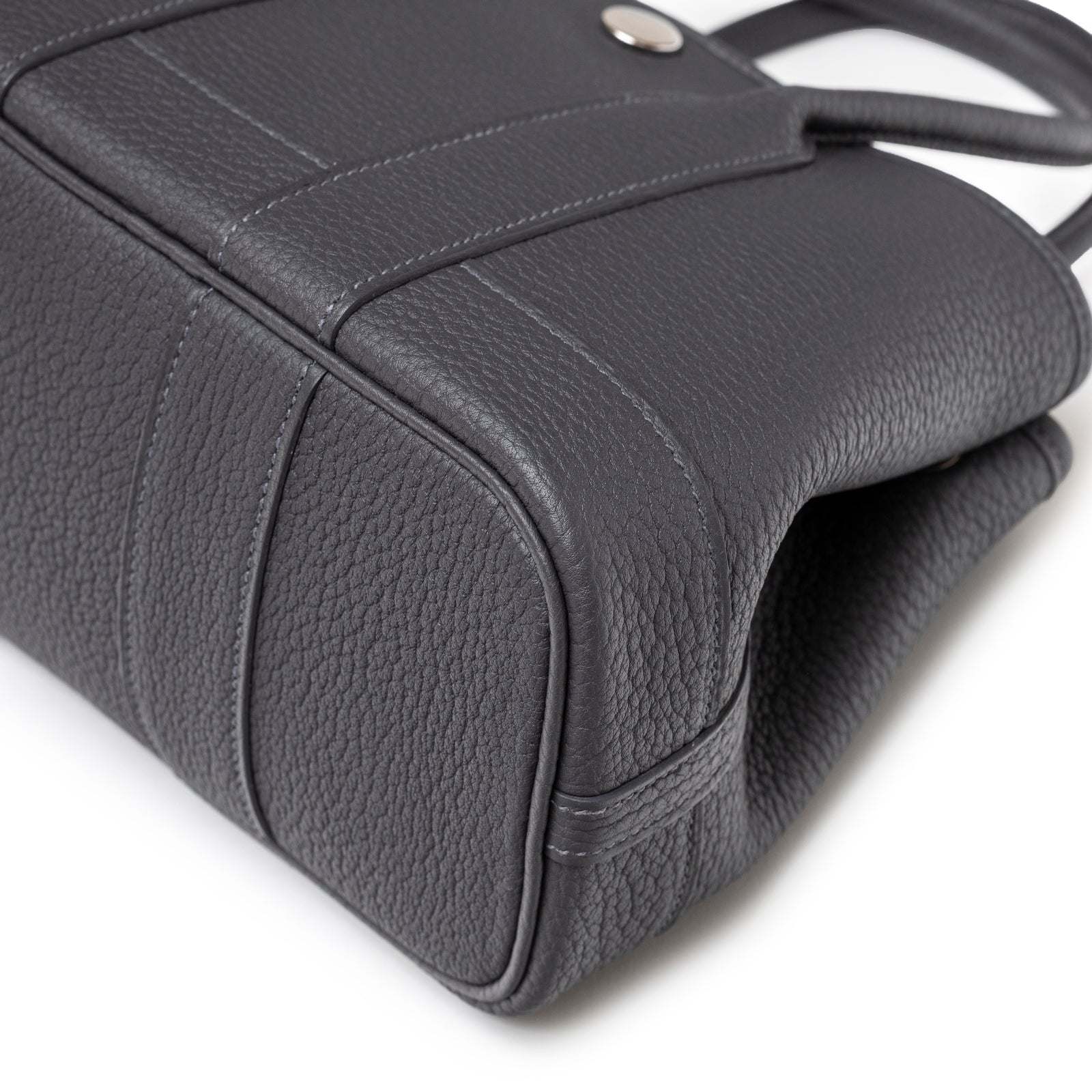 Close-up of textured leather corner and stitching on Hermès Mini Garden Party Neo 23 Ardoise Negonda Palladium Hardware