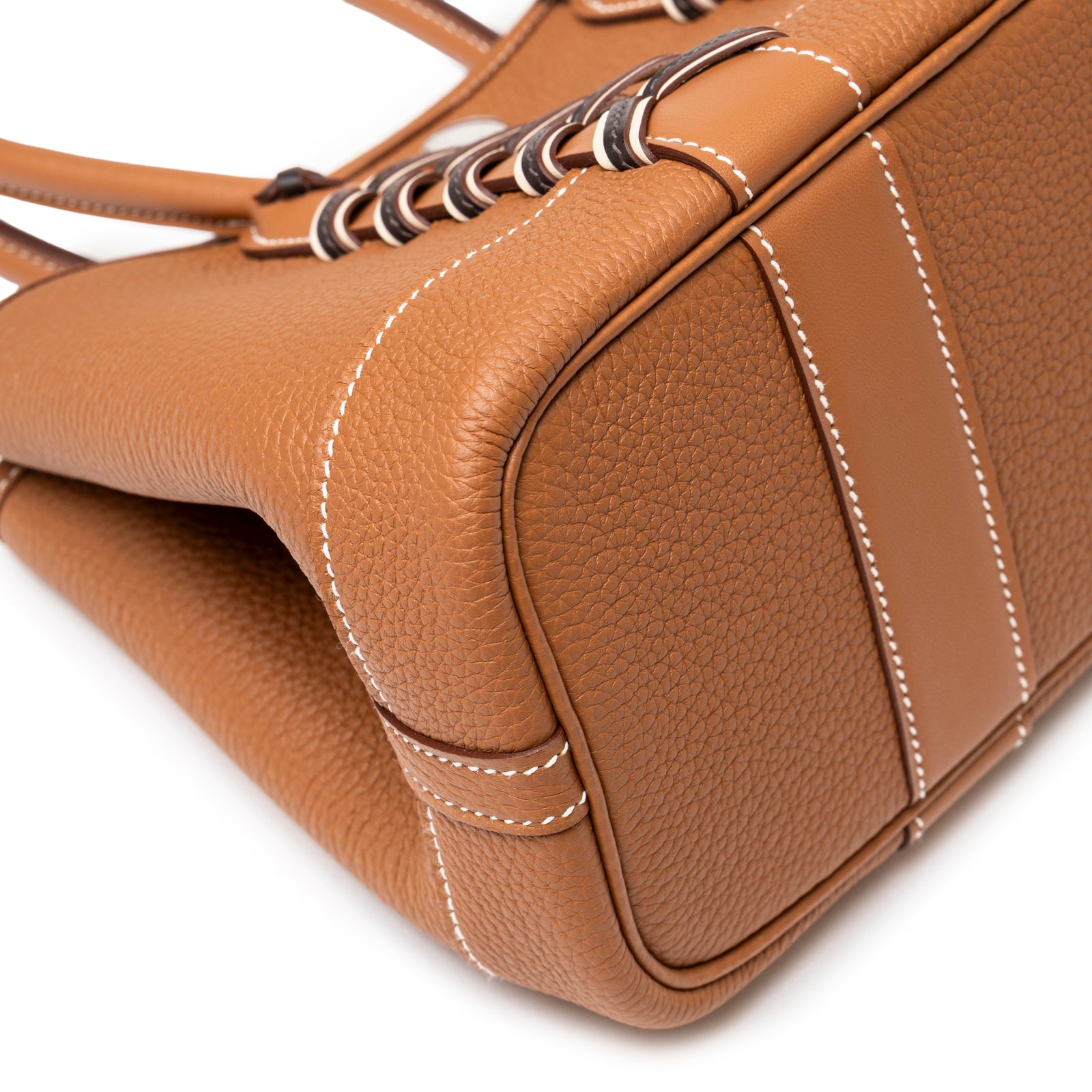 Close-up of side and bottom corner on Hermès Mini Garden Party Neo 23 Bredies Gold Bai Brun Craie Togo Palladium Hardware showing leather grain and stitching details