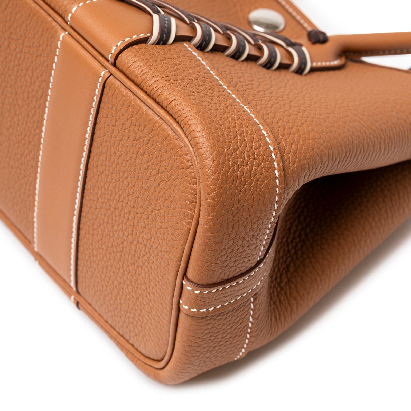 Close-up of corner stitching and textured leather on Hermès Mini Garden Party Neo 23 Bredies Gold Bai Brun Craie Togo Palladium Hardware