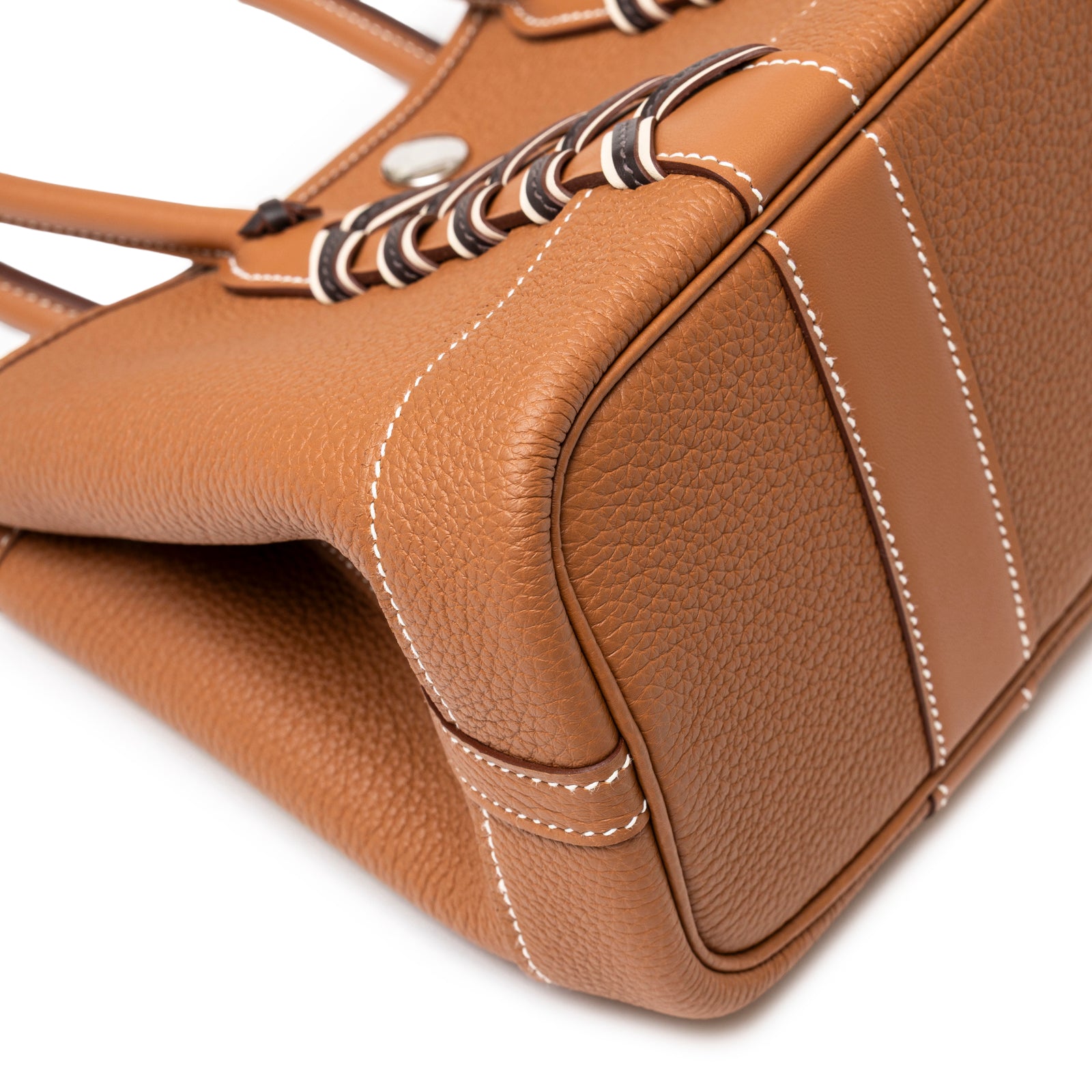 Close-up of corner and braided leather strap on Hermès Mini Garden Party Neo 23 Bredies Gold Bai Brun Craie Togo Palladium Hardware