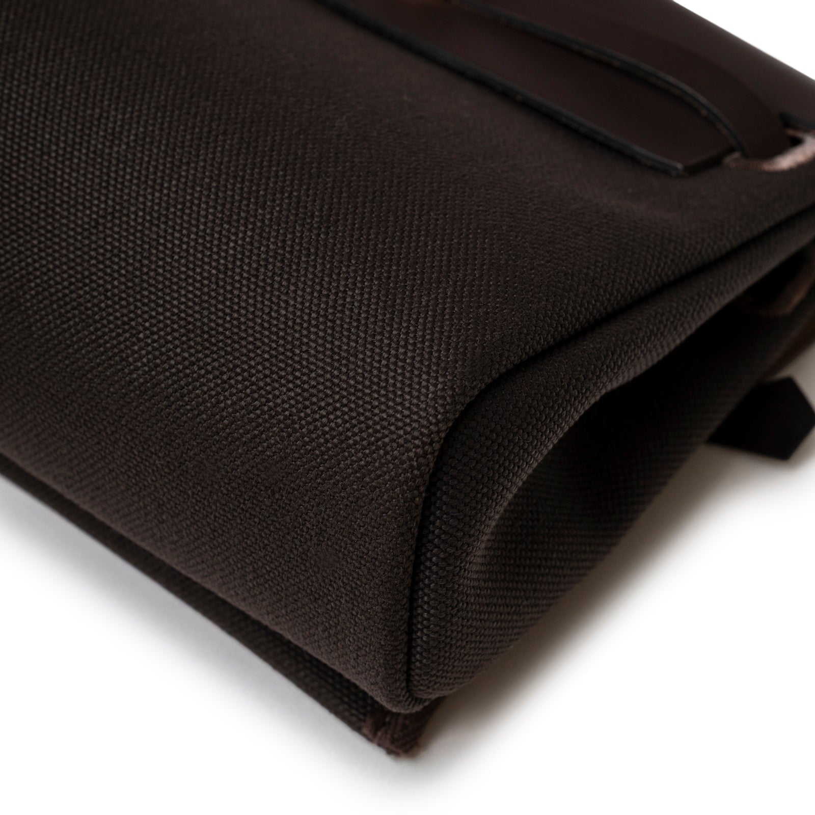 Hermès Mini Herbag Zip 20 Ebene Toile and Vache Hunter Gold Hardware close-up of textured corner stitching