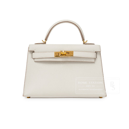 Front view of Hermès Mini Kelly II Sellier Mushroom Chevre Mysore Gold Hardware with textured leather and gold clasp detail