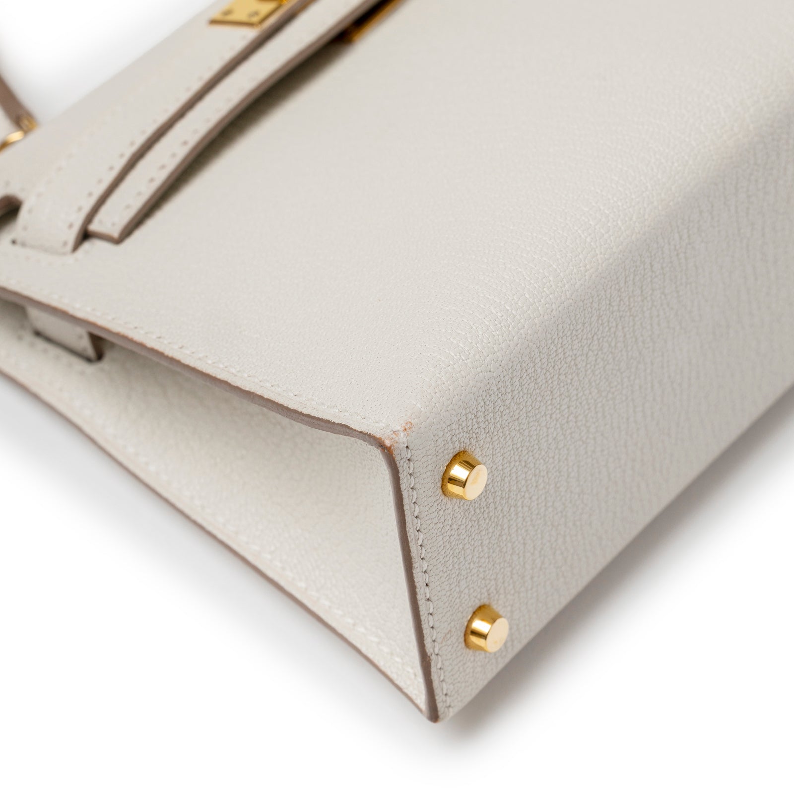 Hermès Mini Kelly II Sellier Mushroom Chevre Mysore Gold Hardware corner close-up with gold feet