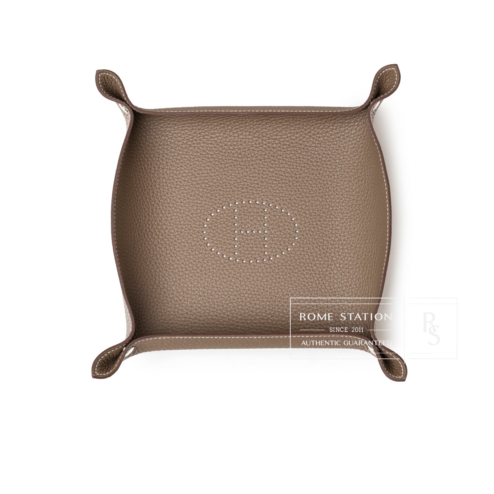 Top-down view of Hermès Mises et Relances H Evelyne Change Tray Etoupe Clemence in textured leather with perforated H logo