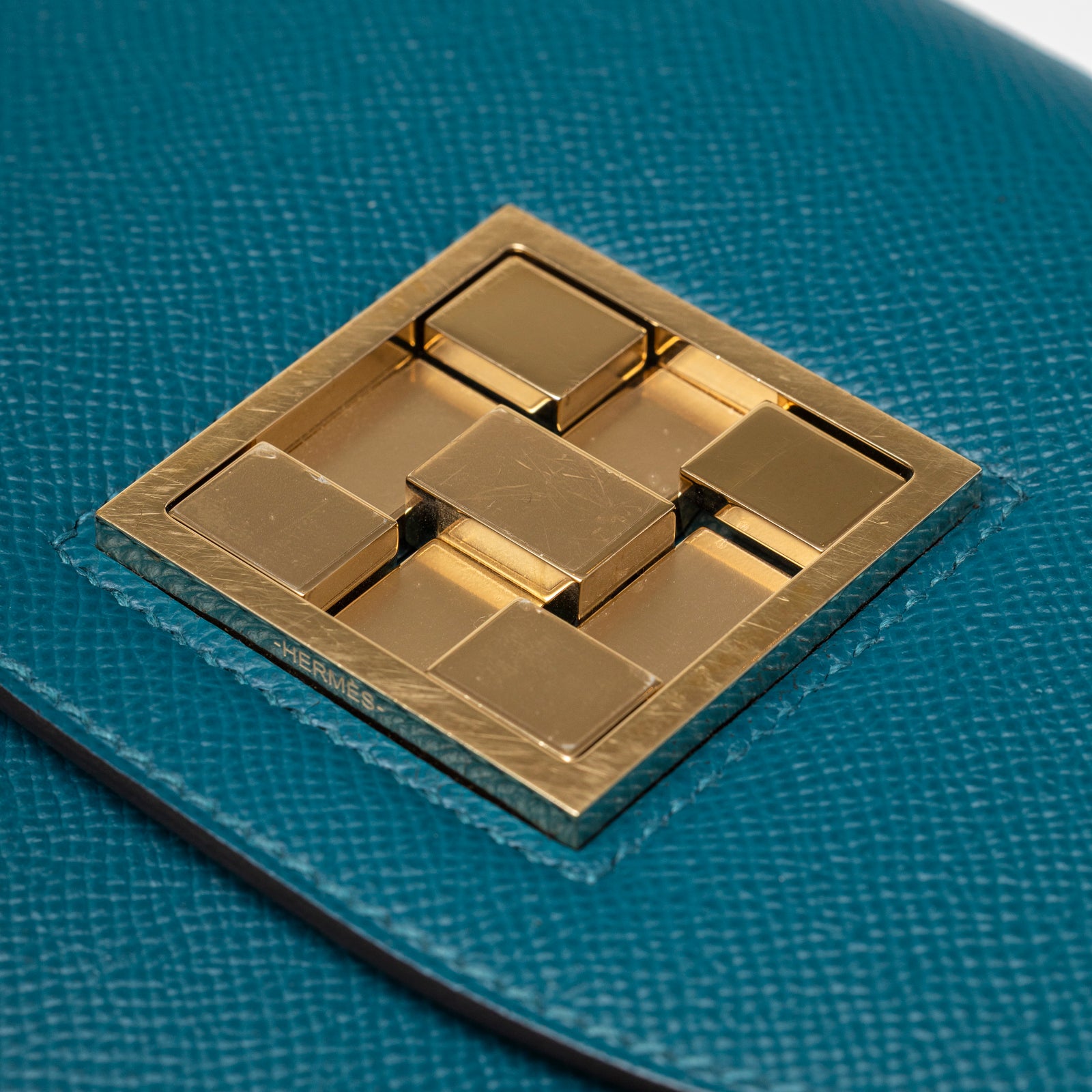 Close-up of gold Permabrass clasp on Hermès Mosaique Au 24-17 Blue Epsom Permabrass Hardware handbag