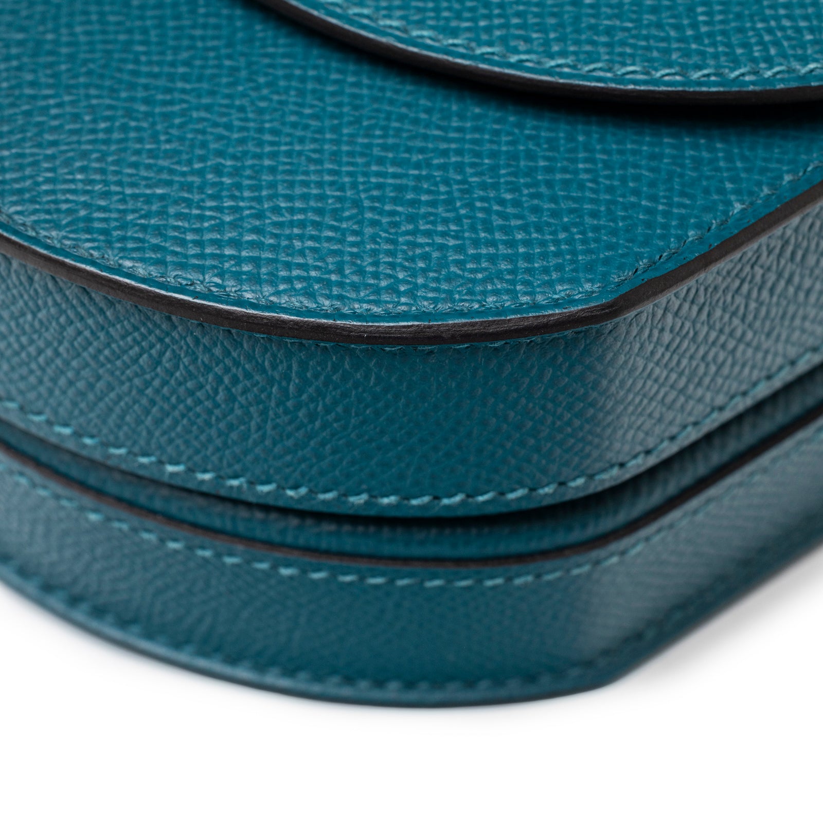 Close-up of rich blue textured leather edges and stitching on Hermès Mosaique Au 24-17 Blue Epsom Permabrass Hardware.