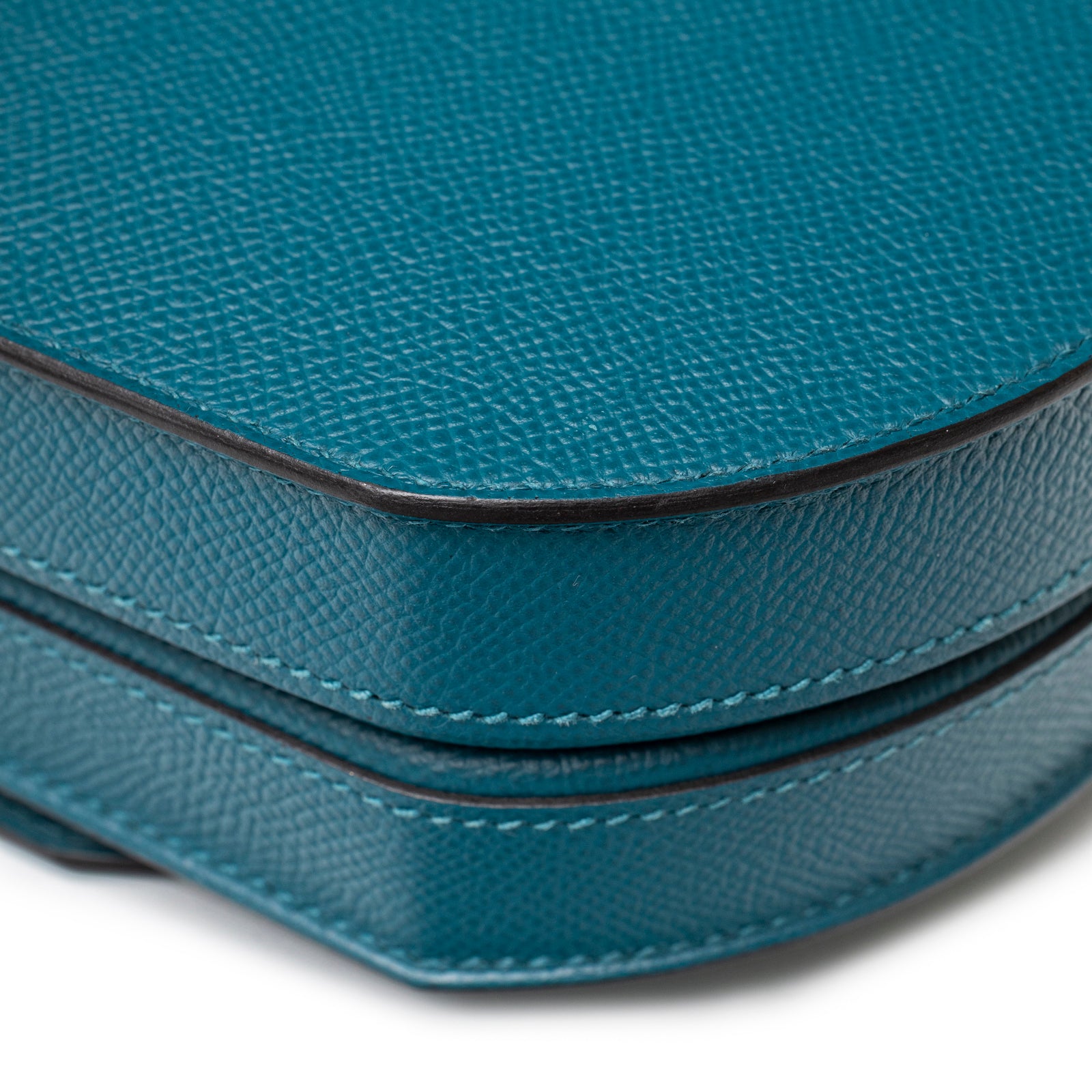 Close-up of corner showing fine blue Epsom leather grain and meticulous stitching on Hermès Mosaique Au 24-17 Blue Epsom Permabrass Hardware