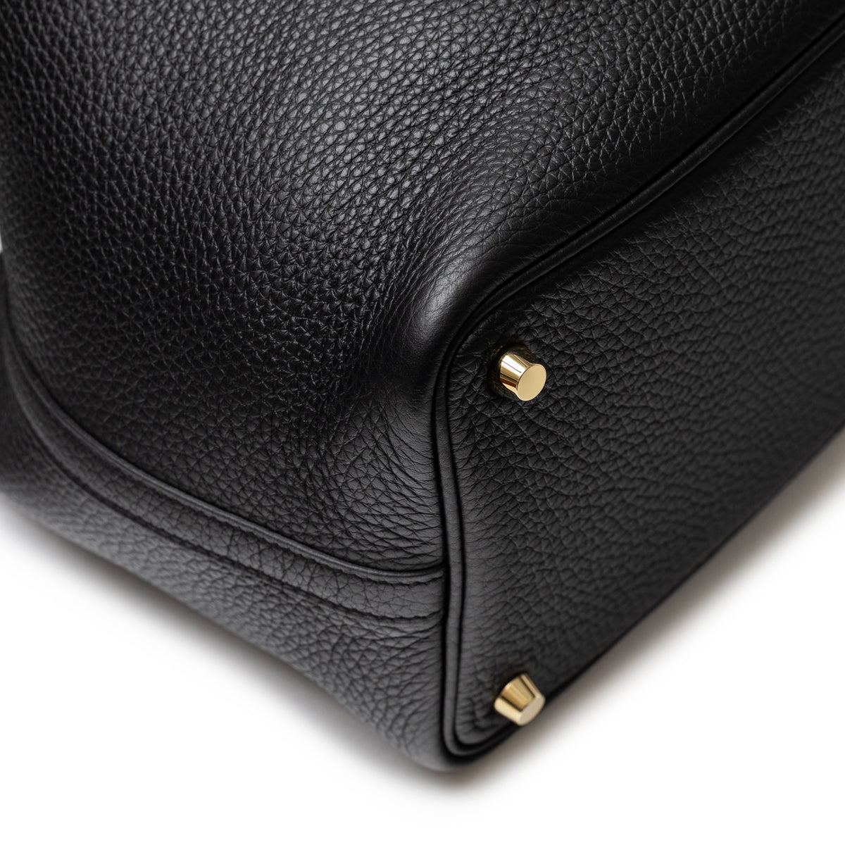 Hermès Picotin 18 Black Clemence Gold Hardware bottom corner with protective feet