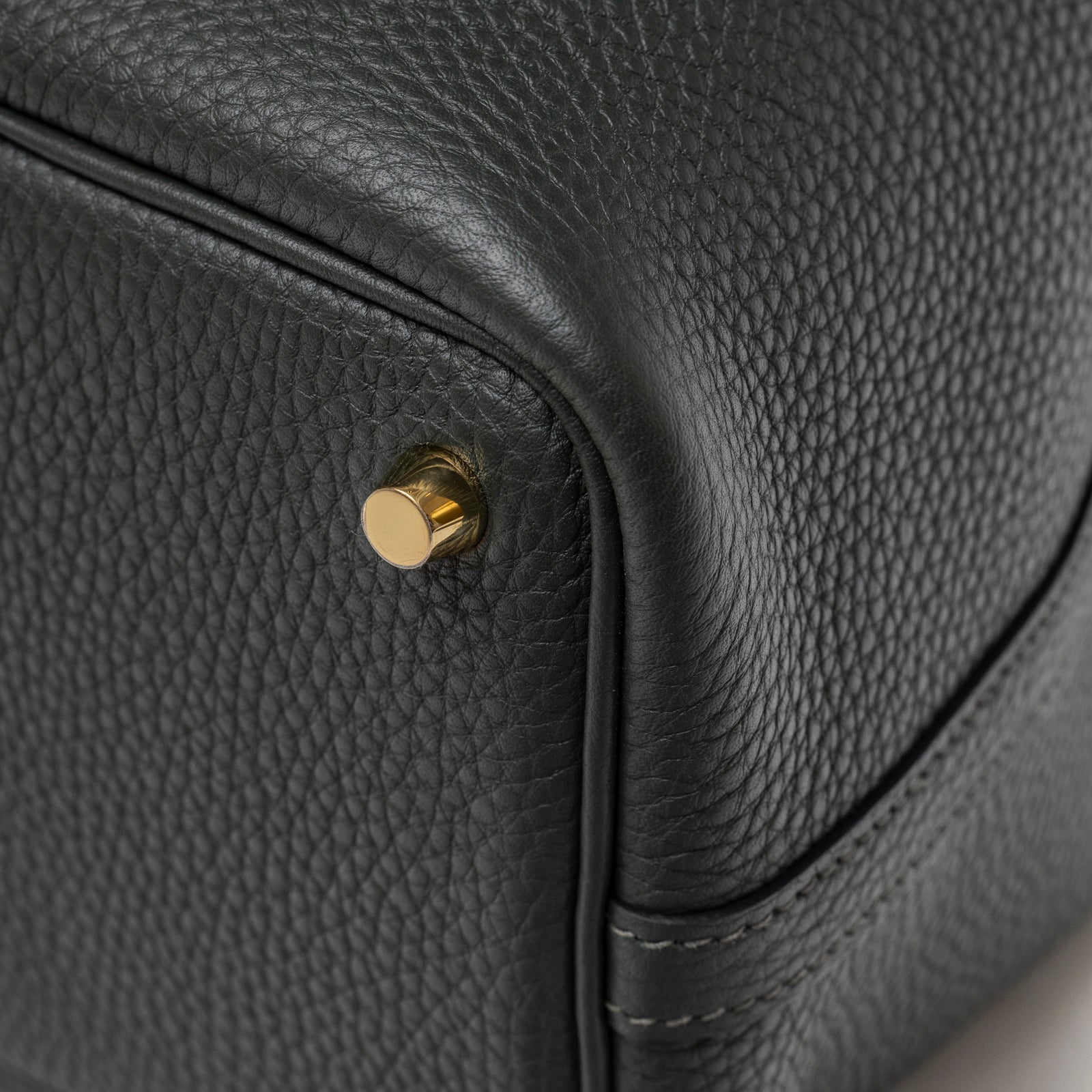 Close-up of corner and gold hardware detail on Hermès Picotin 18 Vert Fonce Clemence Gold Hardware handbag
