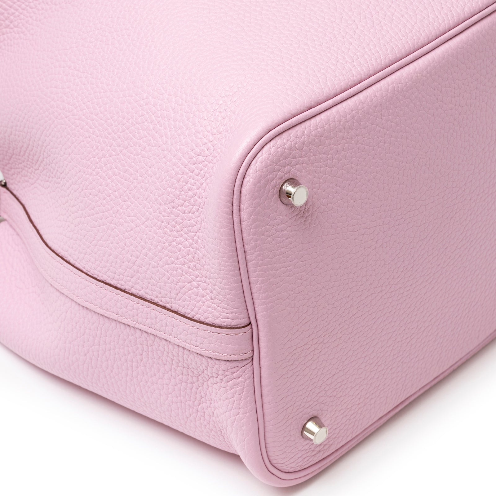 Close-up of soft mauve leather base and palladium feet on Hermès Picotin 22 Mauve Sylvestre Clemence Palladium Hardware