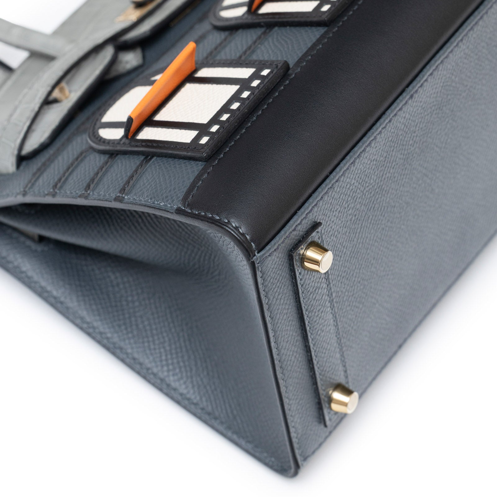 Close-up of base and permabrass hardware on Hermès Sac Faubourg Birkin 20 "Rainy Days" Gris Misty Matte Alligator