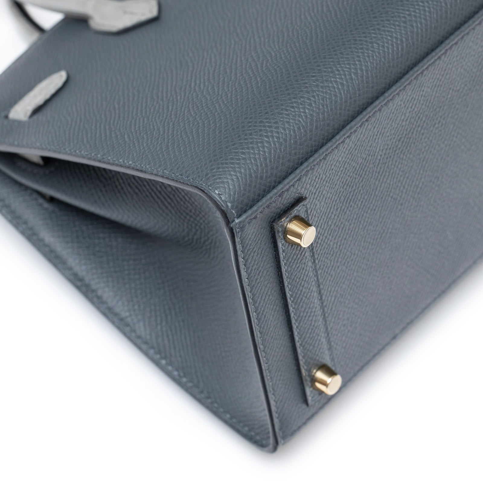 Close-up of base and permabrass hardware on Hermès Sac Faubourg Birkin 20 "Rainy Days" Gris Misty Matte Alligator