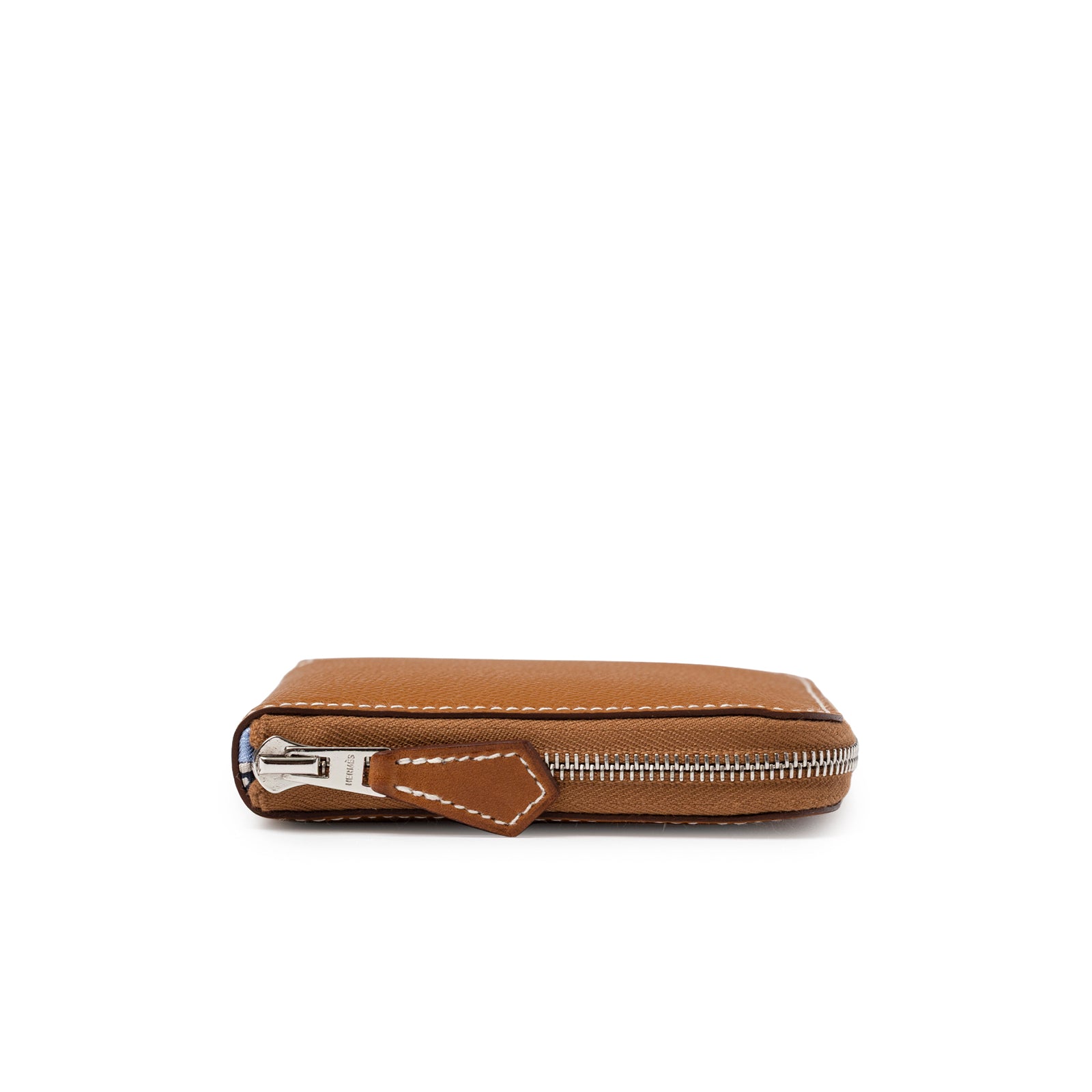 Side profile of Hermès Silk'In Compact Wallet Gold Cassis Vert Fizz Epsom Palladium Hardware with zipper closed