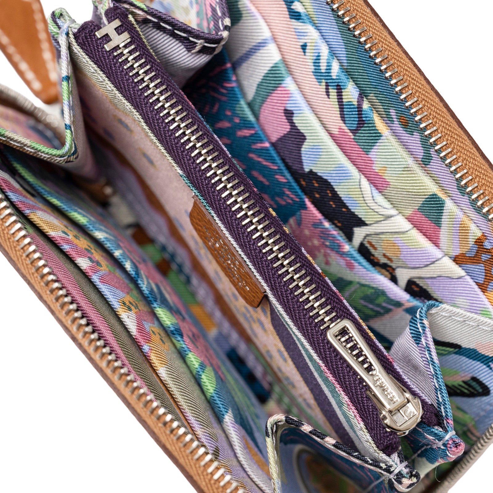 Close-up of interior with multicolor silk lining and zipped coin compartment in Hermès Silk'In Compact Wallet Gold Cassis Vert Fizz Epsom Palladium Hardware