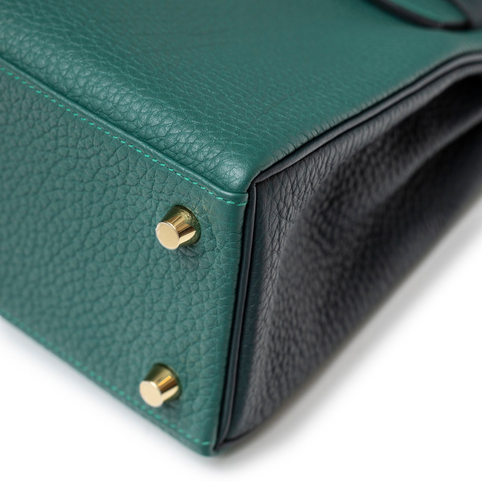 Close-up of bottom corner showing gold hardware and textured green and black togo leather on Hermès Special Order HSS Horseshoe Kelly 25 Malachite Vert Togo Gold Hardware