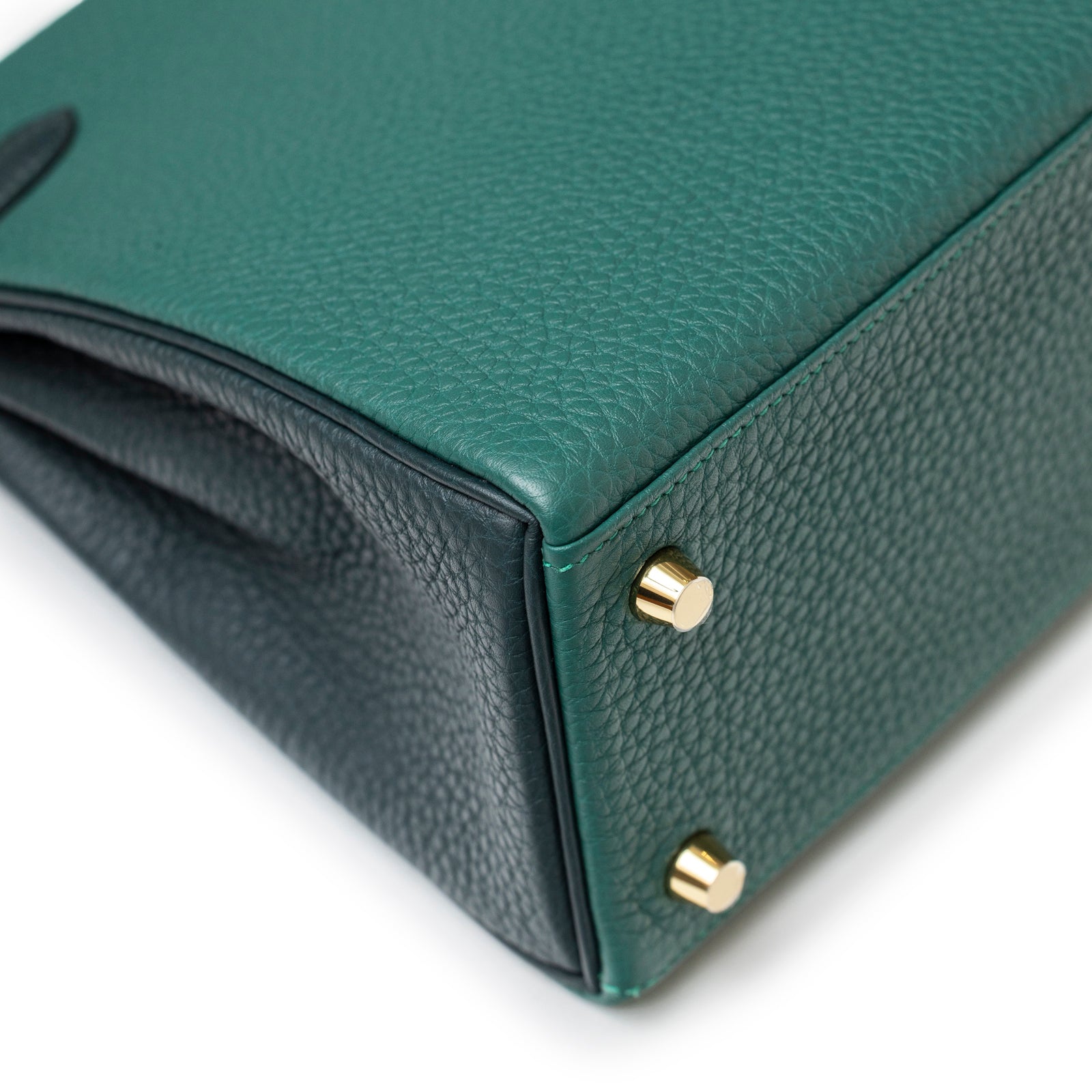 Close-up of the bottom corner with gold hardware on Hermès Special Order HSS Horseshoe Kelly 25 Malachite Vert Togo Gold Hardware