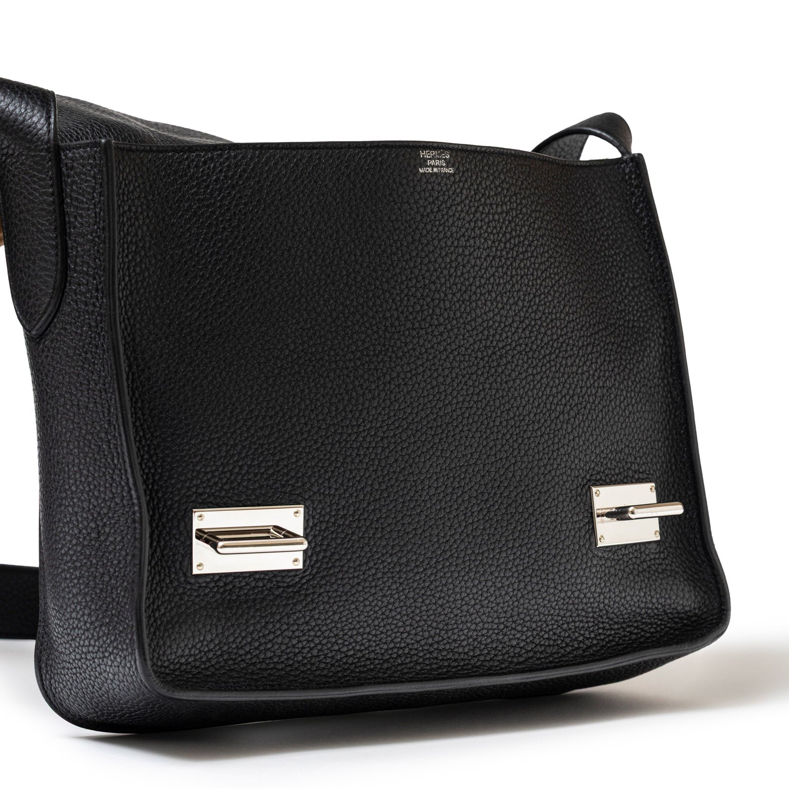 Hermès Steve Caporal Messenger 28 Black Clemence Palladium Hardware - Close Up
