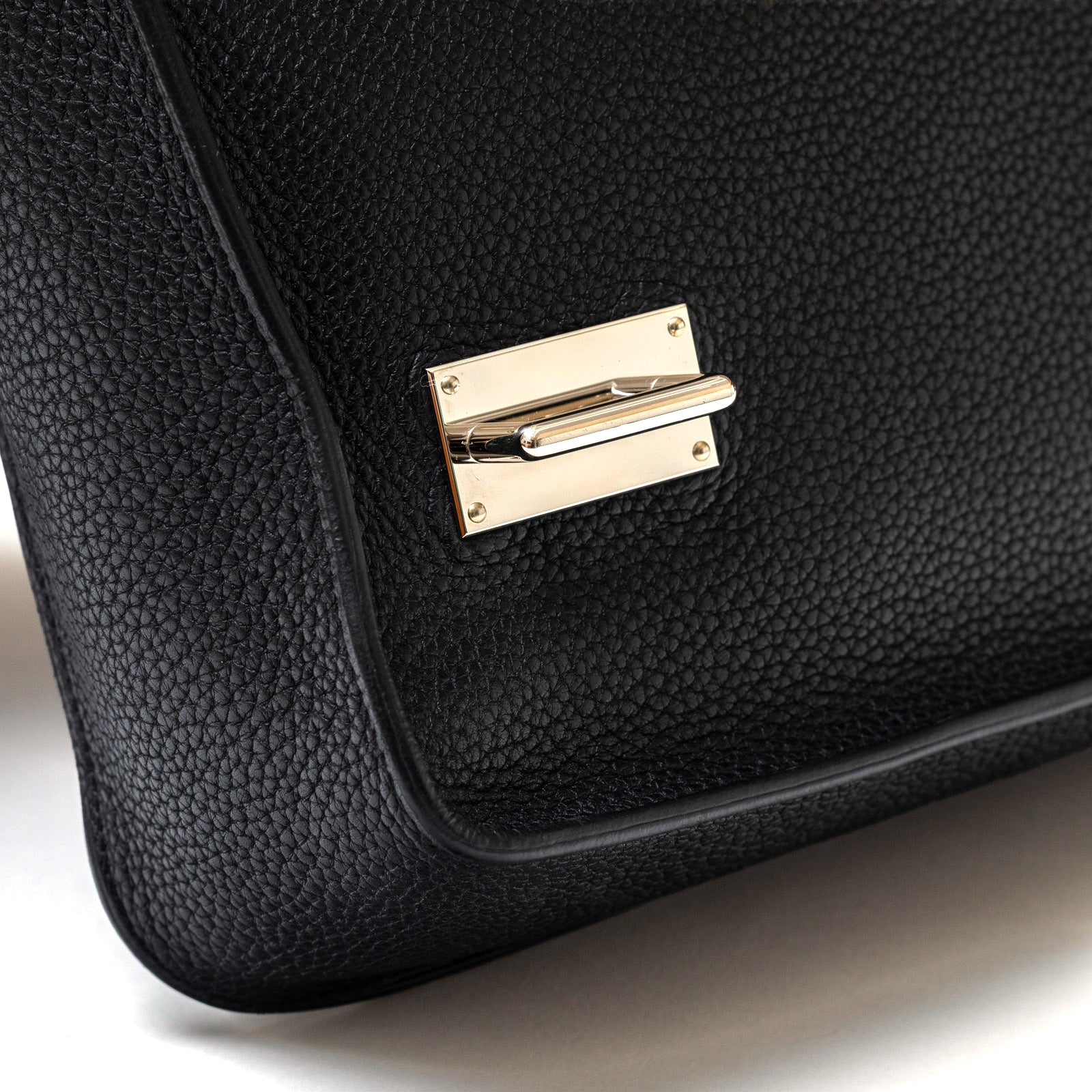 Hermès Steve Caporal Messenger 28 Black Clemence Palladium Hardware - Detail