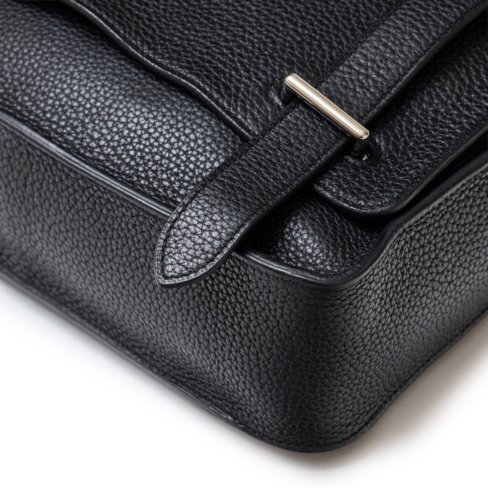 Hermès Steve Caporal Messenger 28 Black Clemence Palladium Hardware - Front Bottom Right